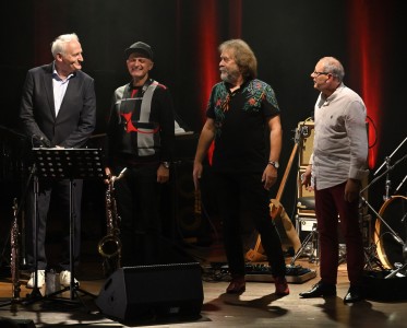 Krzesimir Dębski stojący obok pozostałych muzyków String Connection.. Kliknij, aby powiększyć zdjęcie.